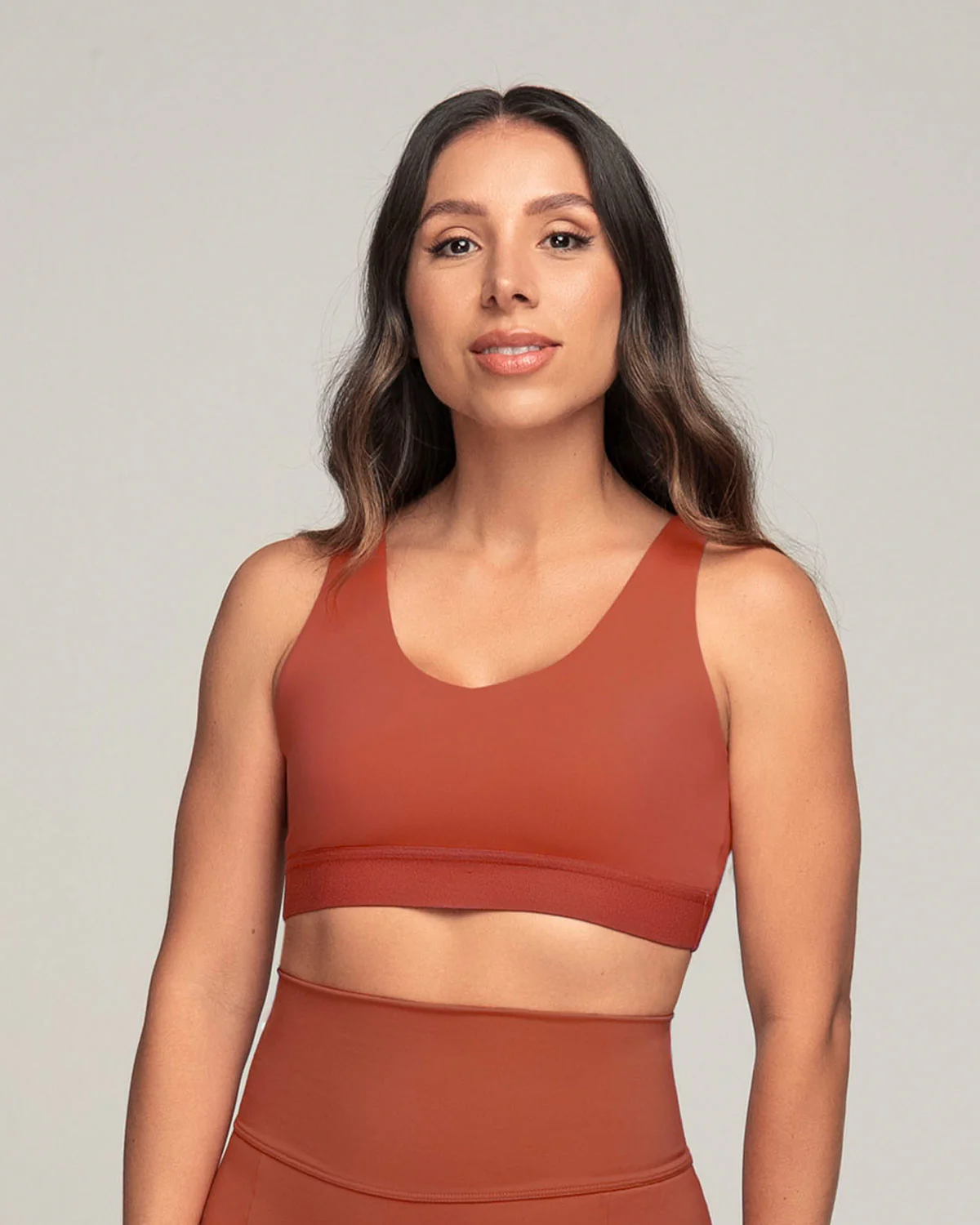 Top deportivo espalda atlética con detalles en tul