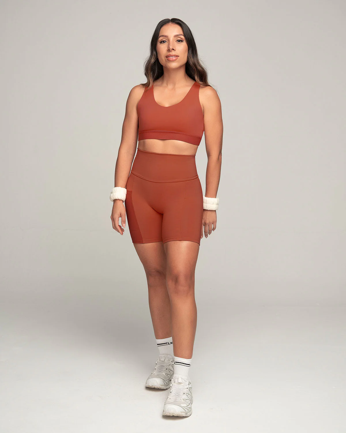 Top deportivo espalda atlética con detalles en tul - Imagen 4