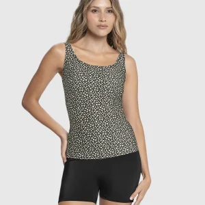 Vestido de baño con camiseta y short elaborado con botellas PET