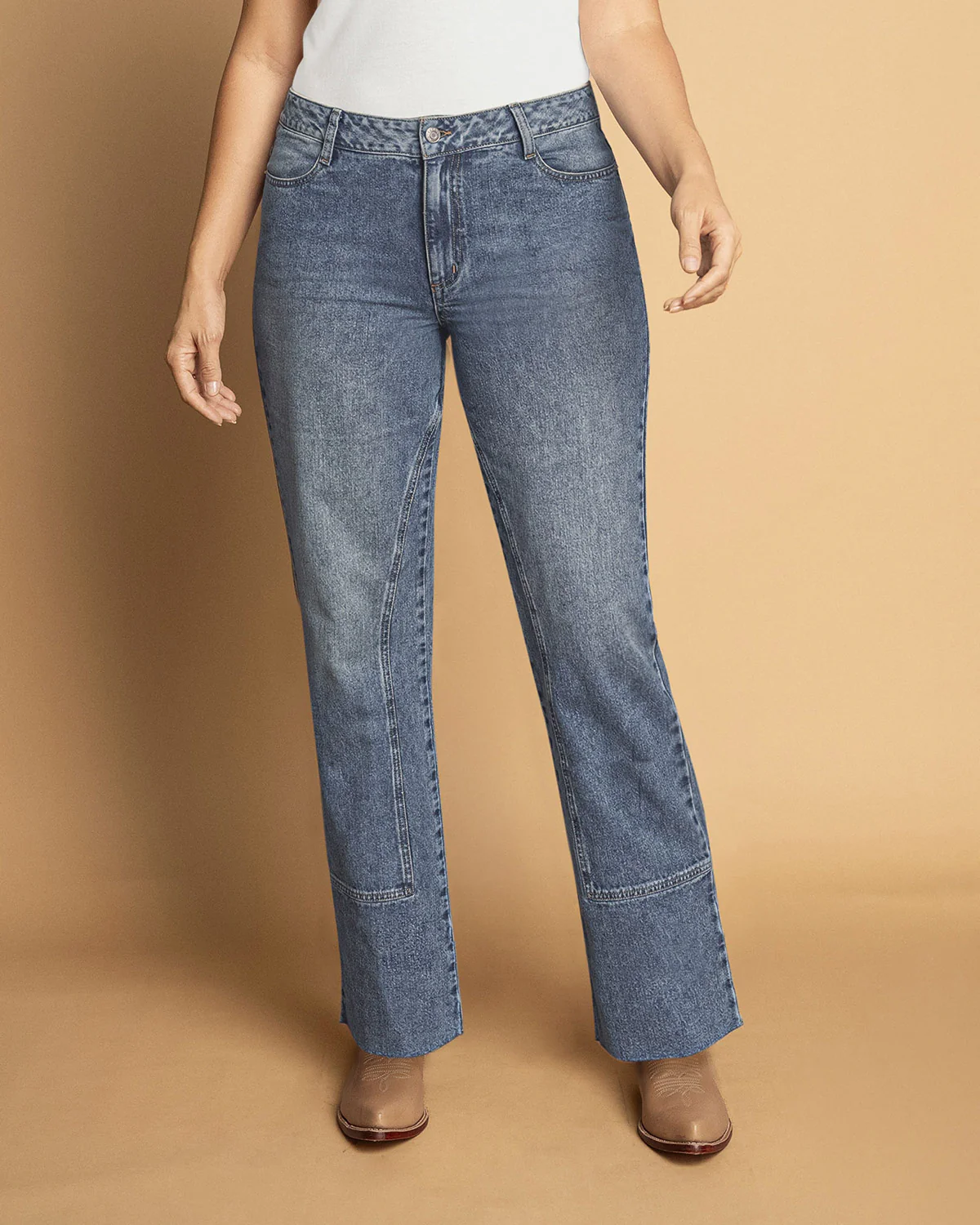 Jean bota recta con ruedo rústico