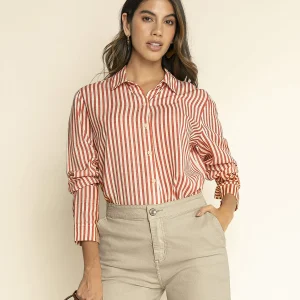 Blusa manga larga con perilla funcional y puños con botón