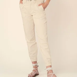 Pantalón tipo cargo con bolsillos funcionales