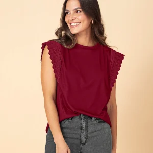 Camiseta manga sisa con detalle ojalillo en hombros