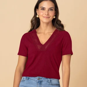 Camiseta manga corta con detalle guipur cruzado en escote