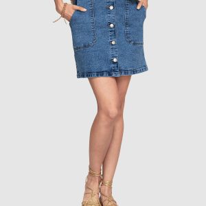 Falda corta con botones y bolsillos tipo parche