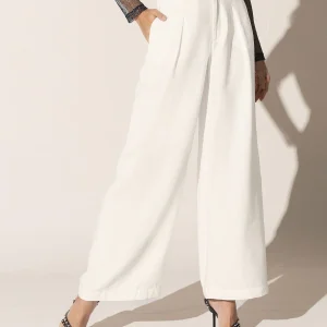 Pantalón bota ancha con prenses decorativos en frente