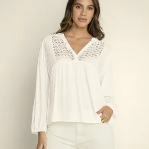 Blusa con elástico en puños y detalle guipur en frente