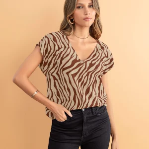 Blusa manga corta estampada con cuello en V