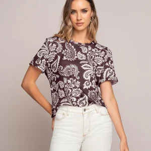 Camiseta manga corta estampada con dobladillo en manga