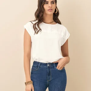 Camiseta básica manga corta con detalle sobrepuesto en frente