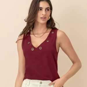 Camiseta manga sisa con ojaletes metálicos en el cuello