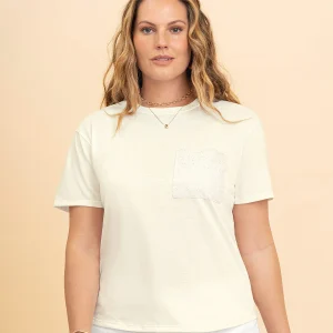 Camiseta manga corta con bolsillo en ojalillo