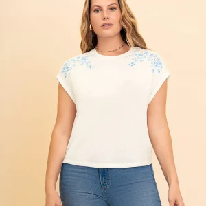 Camiseta manga corta con estampado con relieve