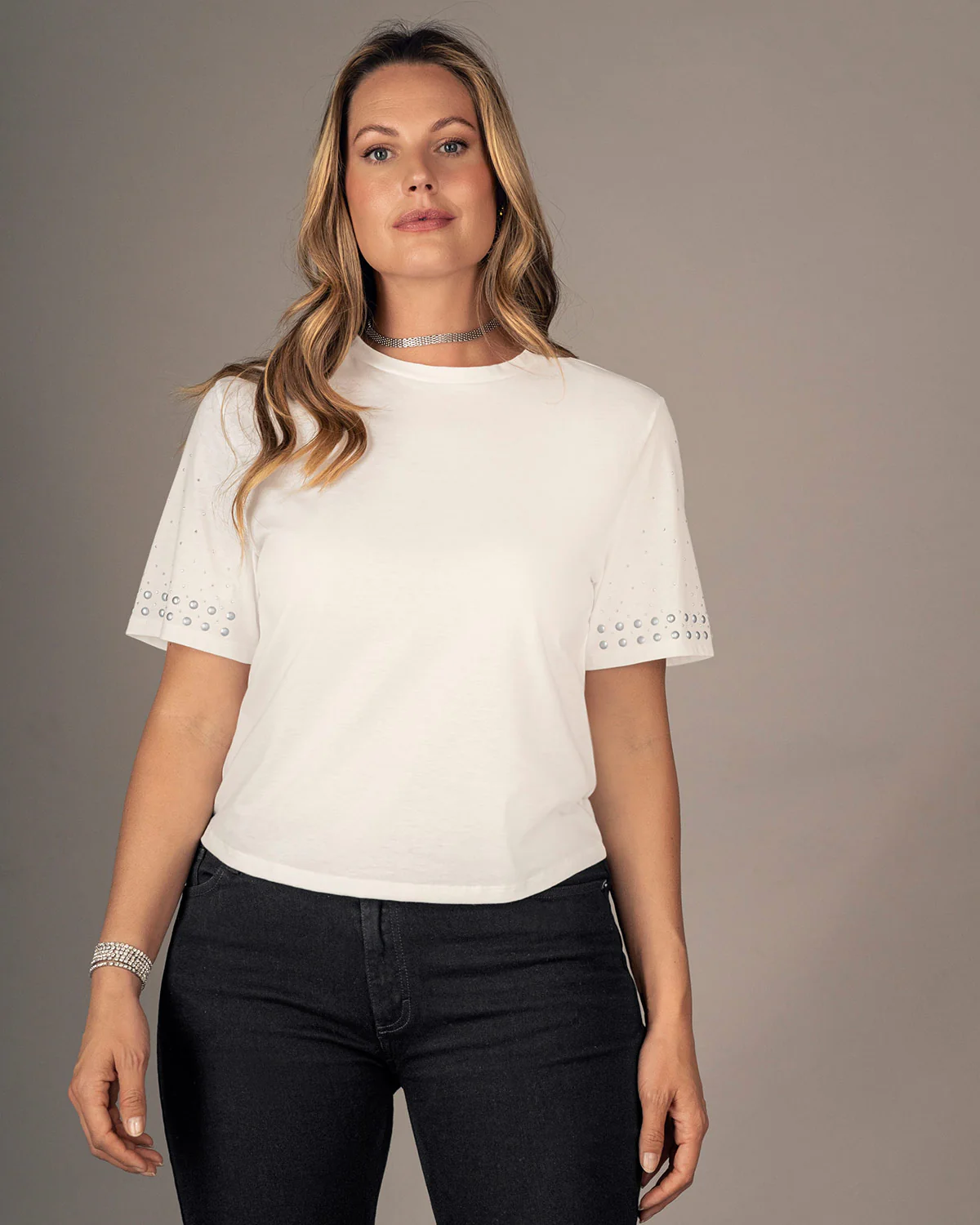 Blusa con piedras decorativas en mangas