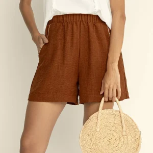 Short corto con detalles bordados