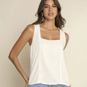 Camiseta manga sisa de escote recto con detalle decorativo en frente