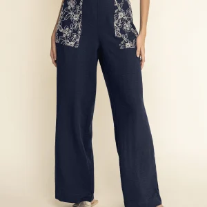 Pantalón bota amplia con bolsillos en tela bordada