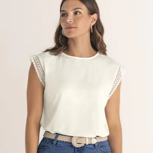 Camiseta con detalles en mangas