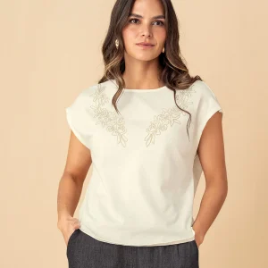 Camiseta manga corta con detalle bordado