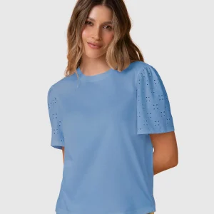 Camiseta con manga corta en ojalillo