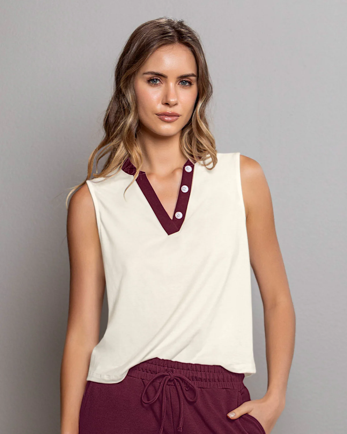 Camiseta manga sisa con escote en contraste