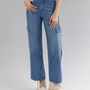 Jean bota ancha con bolsillos estilo cargo