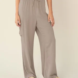 Pantalón tipo cargo con elástico en cintura ajustable