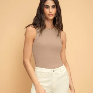 Camiseta manga sisa con taches en cuello y sisa