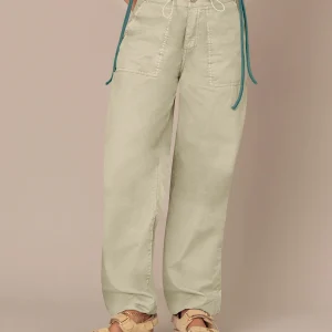 Pantalón bota recta con elástico en ruedo