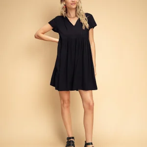 Vestido corto de escote en V y tiras decorativas en frente