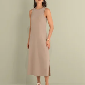 Vestido largo con detalle de taches en cuello y sisa