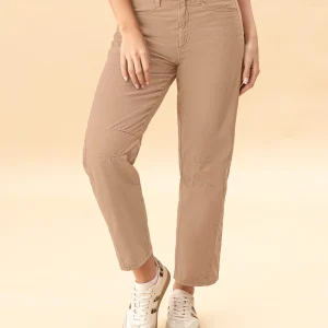 Pantalón bota recta con cortes decorativos en los costados