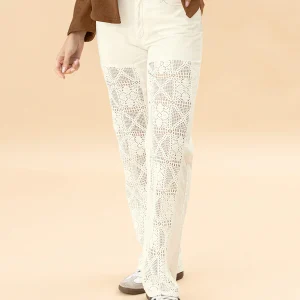 Pantalón bota ancha con detalle de aplique tejido en frente