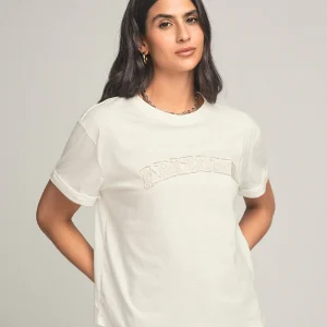 Camiseta manga corta con aplique bordado en frente