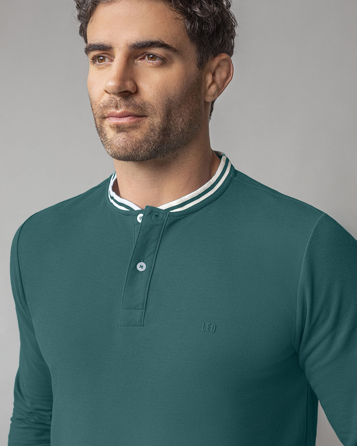 Camiseta manga larga con perilla funcional y logo en frente - Imagen 3