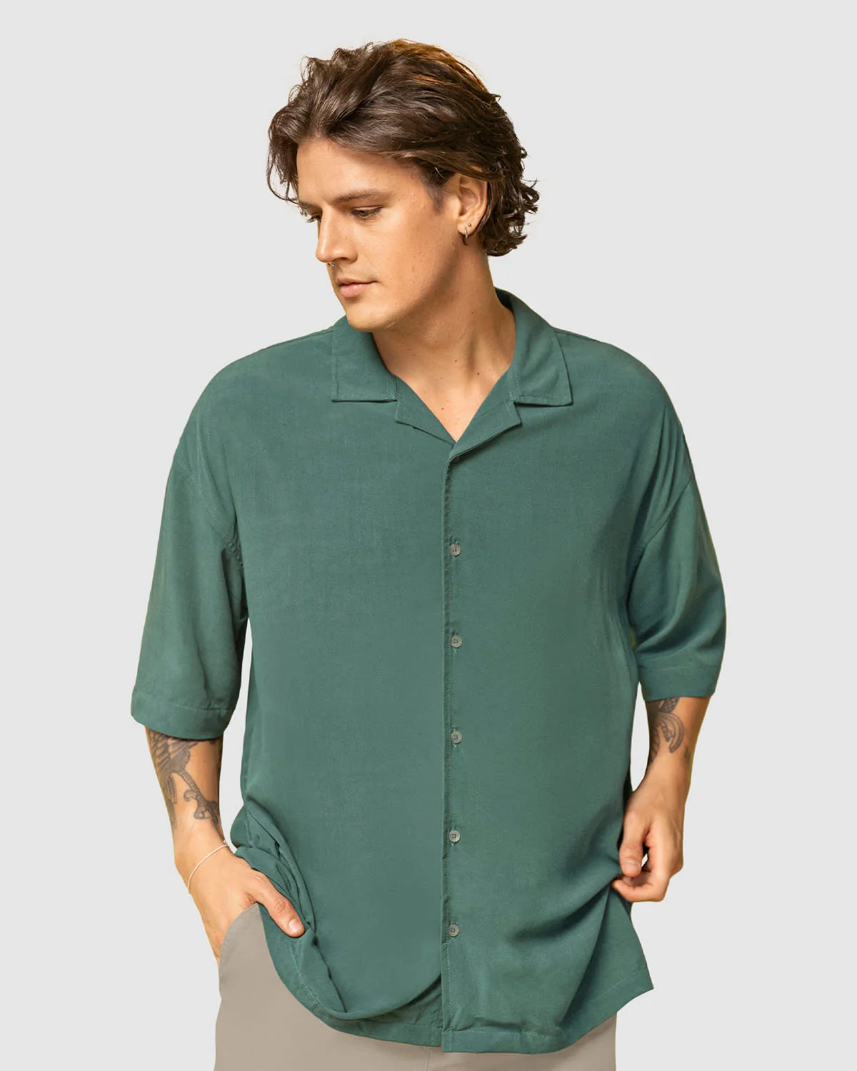 Camisa manga corta con botones en frente de silueta oversized