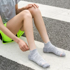 Calcetines Deportivos Técnicos Cortos de Compresión Anatómicos. Color Gris